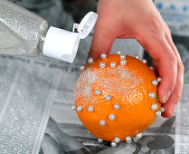 Orangen als Deko: 3.Step: Glitter auf die Orangen mit Flüssigkleber