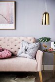Kissen mit geknotetem Bezug auf dem Sofa, Wohnzimmer in Pastell