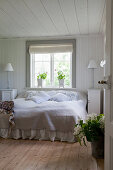 Romantic, country-house-style bedroom