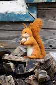 DIY-Eichhörnchen aus Schafwolle auf Holzscheiten