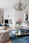 Elegantes Wohnzimmer in Blau und Weiß