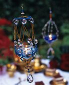 Gelkerze in Kerzenhalter aus Perlen und Kristallen zum Aufhängen als stimmungsvolle Gartendekoration