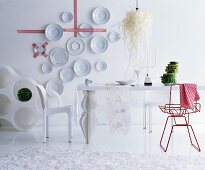 Futuristisches Esszimmer in Weiß mit Wandtellern und rotem Stuhl