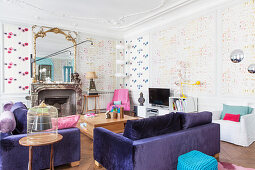 Farbenfrohes Wohnzimmer in einem französischen Altbau