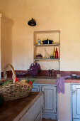 Regal in der Wandnische einer mediterranen Landhausküche