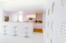 Offene Küche mit Barhockern im futuristischen Architektenhaus