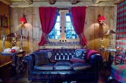 Dunkles Chesterfield Sofa im gemütlichen Chalet-Wohnzimmer