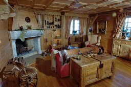 Uriges Wohnzimmer im Landhausstil mit offenem Kamin und Kassettendecke