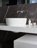 Modernes Waschbecken und schwarzer Marmor im Bad
