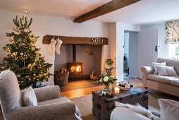 Gemütliches Wohnzimmer mit Weihnachtsbaum und Feuer