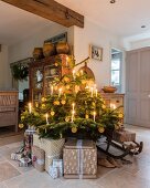 Weihnachtsbaum mit Kerzen, Orangenscheiben und Geschenken