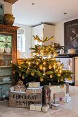 Weihnachtsbaum mit Kerzen, Orangenscheiben und Geschenken