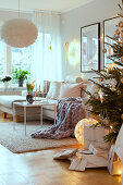 Gemütliche Weihnachtsstimmung im Wohnzimmer in Weiß