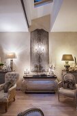 Edle Lounge mit Wandpaneel, antiken Möbeln und symmetrischer Dekoration