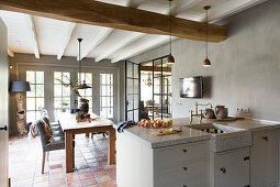 Blick von der Küche ins Esszimmer mit Terracottafliesenboden