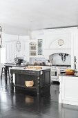 Large, American-style, country-house kitchen