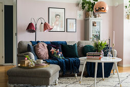 Granny Chic im Wohnzimmer mit rosafarbener Wand