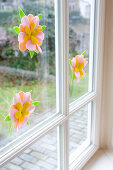 DIY-Filzblüten als Frühlingsdeko am Fenster