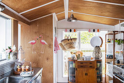 Renovierte Küche mit Holzverkleidung an der Decke und an der Wand