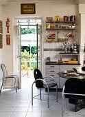 Küche mit Essplatz und Möbeln im Stilmix zwischen 80er und Vintage