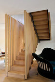 Eleganter Treppenaufgang mit Holzsprossen im Wohnzimmer