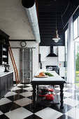 Renovierte, schwarz-weiße Küche mit glänzenden Keramikfliesen