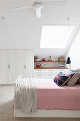 Mädchenzimmer mit Bett und Einbauschrank im Dachgeschoss