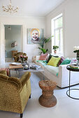 Alte Sessel im Wohnzimmer mit weißem Boden und frischen Farben