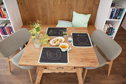 Selbstgemachte Tischsets mit Tafelstoff auf rustikalem Holztisch