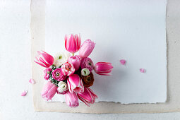 Frühlingsstrauss mit rosa Tulpen und Ranunkeln (Aufsicht)