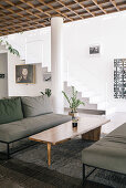 Lounge mit grauen Sofas und Designer-Couchtisch