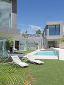 Akkurater Rasen ums moderne Architektenhaus mit Pool