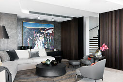 Elegantes Wohnzimmer mit Polstergarnitur und grauer Wand
