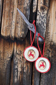 Christmas-tree decorations with deer motifs handmade from wood and felt