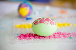 Decorating Easter eggs using bubble wrap