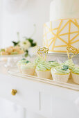 Festliche Cupcakes auf Hochzeitsbuffet