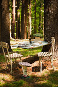 Im Wald aufgehängtes Brett als Picknicktisch mit Deko-Pilzen