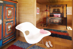 Elegantes Schlafzimmer mit Holzverkleidung