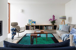 Polstermöbel, Teppich mit grafischem Muster und Hängeschrank im Wohnzimmer