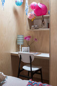 Holzverkleidete Wand mit intergriertem Schreibtisch und Regal im Mädchenzimmer