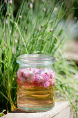 Essig mit Schnittlauchblüten im Glas