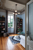 Deckenmalerei im Wohnzimmer mit blauen Wänden und Holzboden