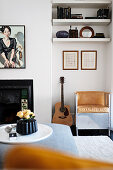 Sessel und Gitarre in der Wandnische im klassischen Wohnzimmer