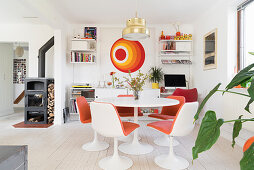 Klassiker Tisch mit Stühlen und passender Siebdruck in offenem Wohnraum