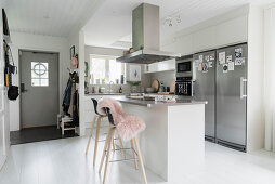 Modern, open-plan kitchen with island counter in foyer