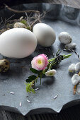 Kleiner Strauß aus Tausendschön und Buchs mit Eiern als Osterdeko