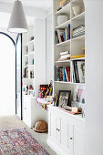 weiße Regalwand mit Büchern im Wohnzimmer