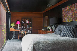 Schlafzimmer in Grau, Schwarz und Braun mit Holzverkleidung