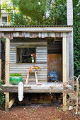 Spielhaus aus recyceltem Holz im Garten