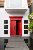 Hauseingang mit roter, chinesischer Tür